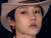 组图：刘雨昕东方卫视跨年晚会造型 牛仔流苏造型率性复古