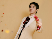 组图：华晨宇湖南跨年西装造型大片 穿米色复古西装优雅帅气