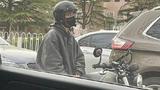 刘昊然北京街头骑摩托被偶遇