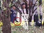 曝唐嫣罗晋片场亲密牵手 同款鞋泄露恋情?