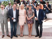 西恩潘与前任同台不尴尬 塞隆红唇秀美腿