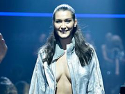 19岁超模披外套里面没穿 胸前八字奶荡漾