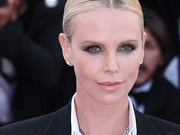 塞隆攻气十足狂撩妹 贴面吻前男友西恩潘