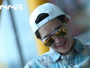 李易峰机场笑容灿烂 心情未受车祸影响