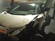 李易峰名下豪车撞桥墩 被曝司机疑似本人