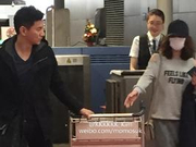 吴奇隆刘诗诗机场甜蜜 赴袁弘张歆艺婚礼