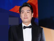 自带BGM！赵震雄亮相百想西装笔挺气场强