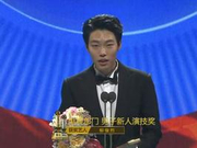 柳俊烈获电视新人奖 与1988演员激动拥抱