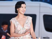 全度妍大V鱼尾礼服亮相百想 身材尽显