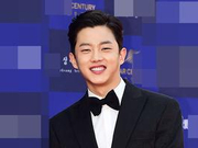 《太后》金珉锡亮相百想红毯 开心咧嘴笑