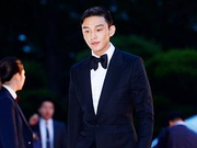 又是油头！刘亚仁亮相百想红毯酷帅潇洒