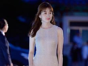 韩孝珠亮相百想红毯 长发飘逸优雅迷人