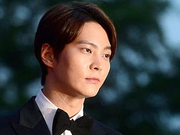 周元潇洒亮相百想红毯 侧颜俊朗帅帅帅！