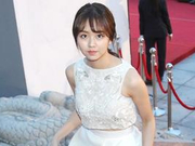 金所炫一袭白裙清丽可爱 小秀蛮腰身材棒