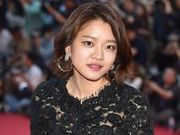 高雅星蕾丝黑裙秀美腿 对镜灿笑心情好