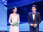 angelababy白裙清新 携手钟汉良默契颁奖