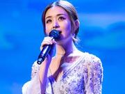 赵丽颖露背装秀性感 白玉兰颁奖典礼献唱 