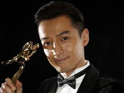 白玉兰奖获奖者拍写真 胡歌孙俪亲吻奖杯