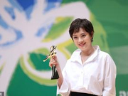 白玉兰后台 胡歌孙俪等接受采访笑开怀