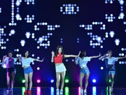 组图:2016超级红人节 穆雅斓登台劲歌热舞