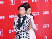 潘粤明亮相上影节闭幕 红毯搞怪