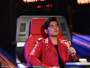 不转椅了！好声音导师开“战车”争抢学员