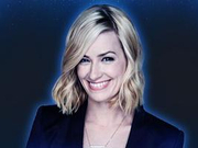 破产姐妹Caroline生病失声 抱爱犬打招呼