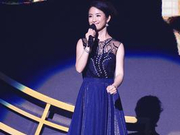 林依晨深蓝长裙知性优雅 女人味十足