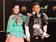 康熙合体走金曲红毯 小S笑呛阿妹露胸过时