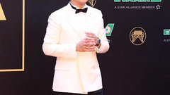 郎朗白色西装帅气现身金曲奖