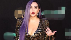 张惠妹脚踩恨天高紫发吸睛