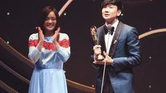 林俊杰蓝色格纹西装帅气亮相