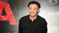 陈奕迅全黑衣着宽松