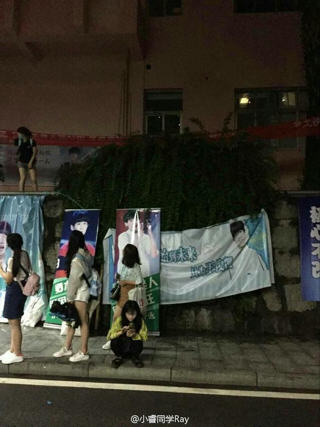 王源应援物挡在王俊凯应援物前面