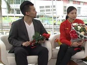 组图：吴敏霞与男友首度同框 送玫瑰表白