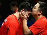 赢了就亲亲！刘国梁献吻马龙张继科  