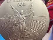 郎平晒奥运金牌：感谢代代相传的女排精神