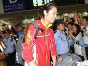 中国女排凯旋众球迷接机 朱婷霸气外露