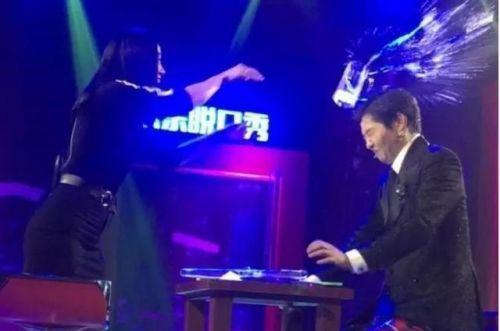 王蓉原来只是开玩笑,一直用水泼王宇东,后来不小心就把杯子也甩了出去,当时她的表情,隐约能看出来她在笑。