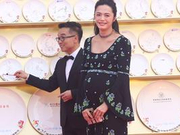 怀孕姚晨超敬业 挺大肚现身百花红毯