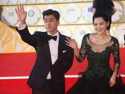 组图：李易峰百花红毯西装精致短发利落