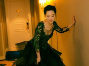 毒藤女！许晴美裙蕾丝透视俯身带沟