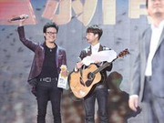 蒋敦豪夺冠 汪峰承诺：会多照顾新人