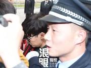 王宝强现身法院面露憔悴 大批路人围观