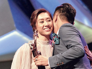 陈展鹏给胡定欣颁奖献吻 合唱牵手又搂腰