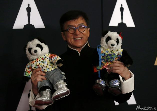 成龙与他的两个熊猫