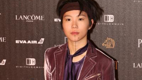 窦靖童皮裤帅气亮相