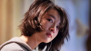 周冬雨泪水划过脸颊