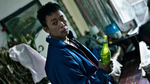 张译拿酒瓶满脸懊恼