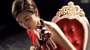 宋佳红裙冶艳神情忧伤